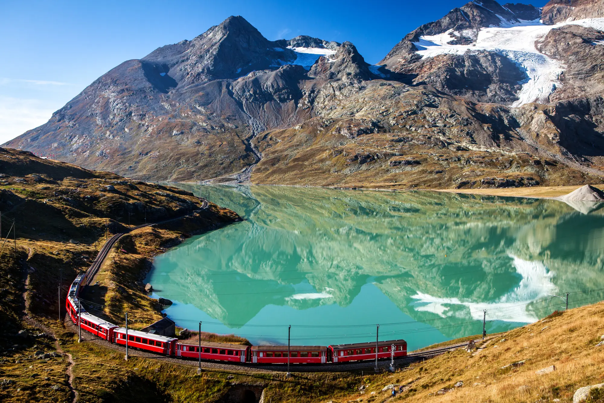 bernina-express-jezero-lago-bianco-vlak-alpe-iStock-18032026.webp